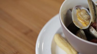 İstiridye ve bir fincan domates