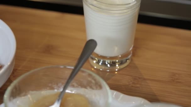 Завтрак мюсли, молоко и джем — стоковое видео