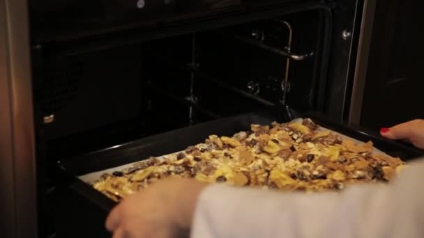 Poner granola en el horno — Vídeo de stock