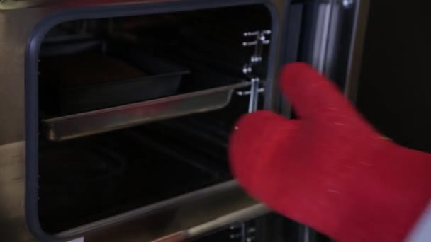 Cuisson d'un gâteau avec un porte-pot — Video