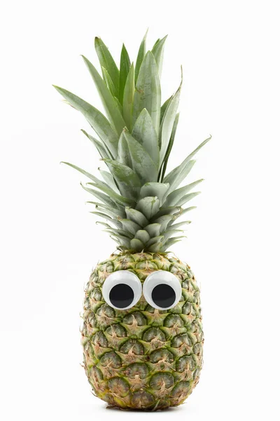 Ananas mit googly Augen auf weißem Hintergrund Stockfoto