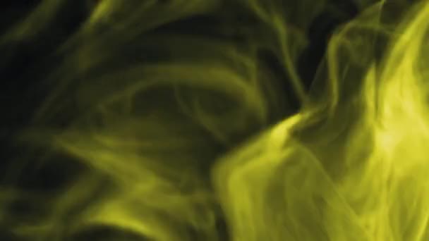 Fumo giallo reale su sfondo balck - ideale per transizione o sfondo — Video Stock