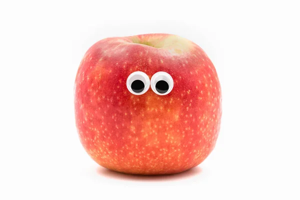 Rode appel met googly eyesy op witte achtergrond - fruit gezicht — Stockfoto