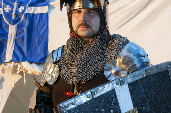 Caballero reluciente sosteniendo escudo — Foto de Stock