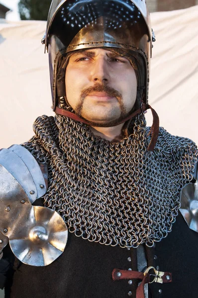 Cavaleiro brilhante segurando escudo — Fotografia de Stock