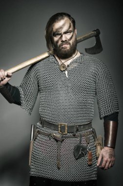Viking gri arka plan üzerinde onun balta ile