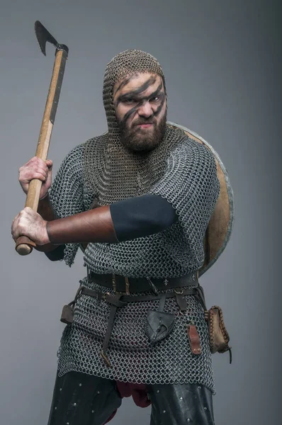Viking gri arka plan üzerinde onun balta ile
