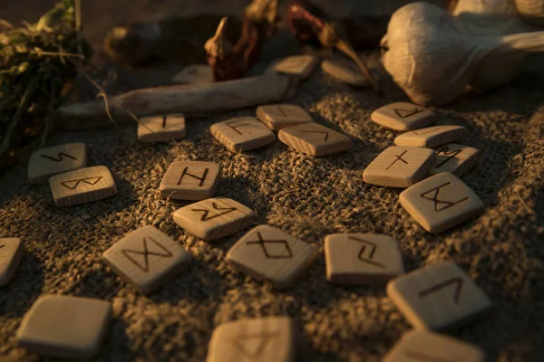 Rune di legno fatte a mano su sacco. Soggetti esoterici . Foto Stock