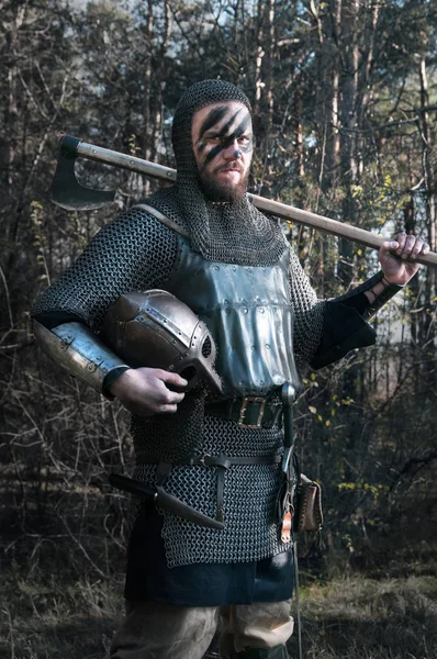 Viking höjde hans yxa på vilda naturen bakgrunden — Stockfoto