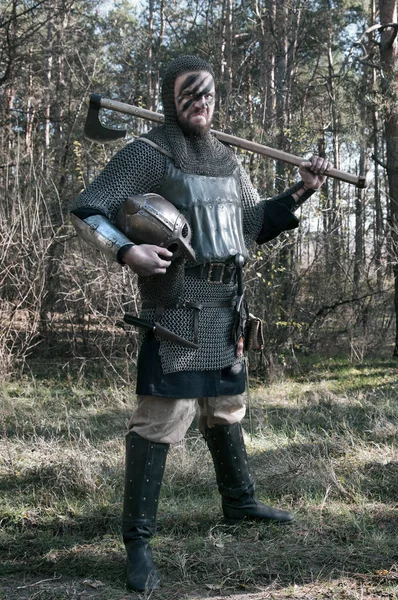 Viking aan de orde gesteld zijn bijl op de achtergrond van de wilde natuur — Stockfoto