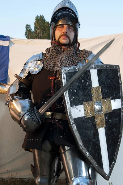 Cavaleiro brilhante segurando escudo e espada — Fotografia de Stock