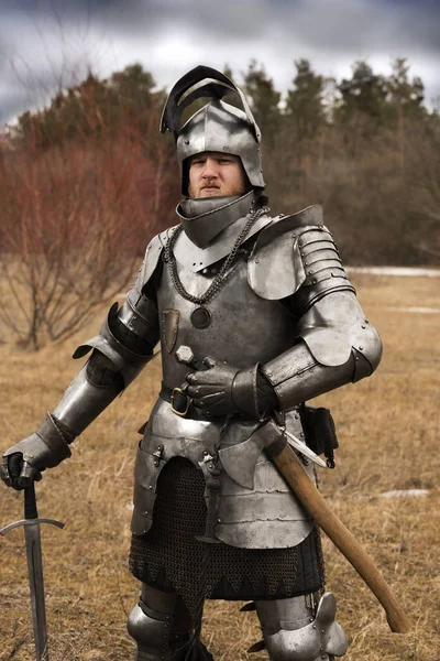 Zırh orman arka plan üzerinde mücadele ettikten sonra şövalye