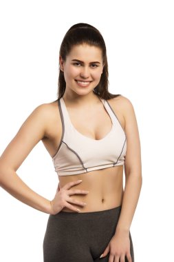 Güzel gülümseyen mutlu ince genç sportif fitness kadın