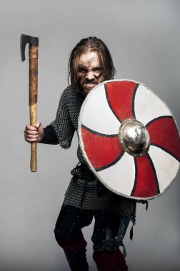 Viking baltası ve gri arka plan üzerinde kalkan ile çığlık