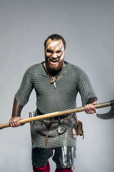 Skrikande viking med hans yxa på grå bakgrund — Stockfoto