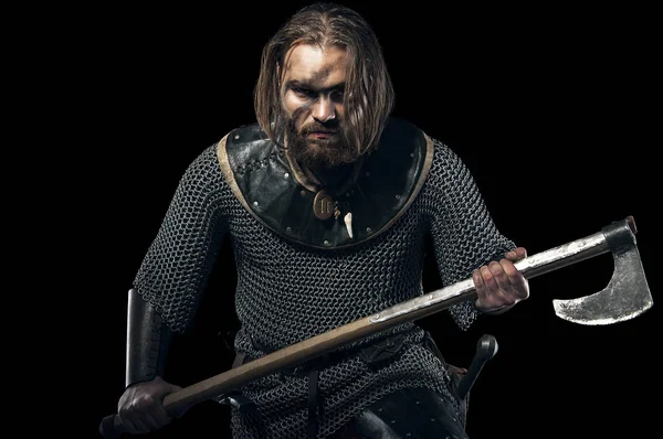 Félelmetes viking, a páncél és a fekete háttér axe — Stock Fotó