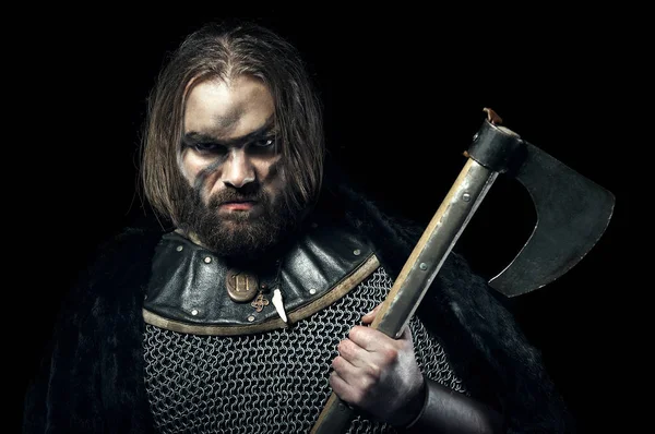 Zırh ve siyah arka plan üzerine balta zorlu viking — Stok fotoğraf