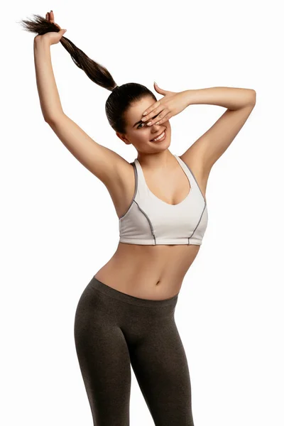 Улыбающаяся счастливая стройная молодая спортивная фитнес-женщина — стоковое фото