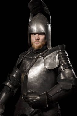 Zırh siyah arka plan üzerine savaştan sonra şövalye