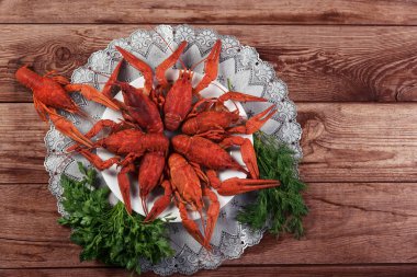 Ahşap zemin üzerine dereotu ile kırmızı haşlanmış kerevit