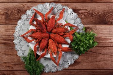 Ahşap zemin üzerine dereotu ile kırmızı haşlanmış kerevit