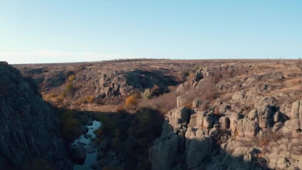 Vue aérienne. Vue sur drone. Vol à travers le canyon d'automne. Rochers, eau et paysage majestueux dans une belle lumière. L'Europe. 4k 
