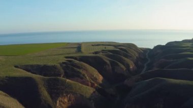 Efsanevi tepelerden denize doğru görkemli bir uçuş. 4k