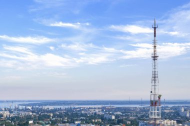 Şehir merkezindeki yüksek televizyon kulesi. Telekomünikasyon kulesi 4G ve 5G hücresel. Üs İstasyonu ya da Üs Alıcı İstasyonu. Kablosuz İletişim Anten Vericisi