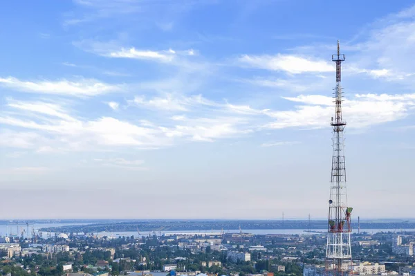 Hoher Fernsehturm in der Innenstadt. Telekommunikationsturm von 4g und 5g Mobilfunk. Basisstation oder Basisstation. Funkübertragungsantenne — Stockfoto