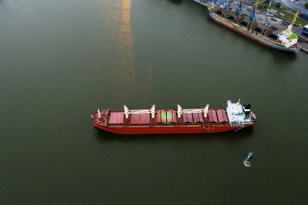 Wysyłka ładunku do portu statkiem. Transport wodny międzynarodowy. Widok z lotu ptaka — Zdjęcie stockowe