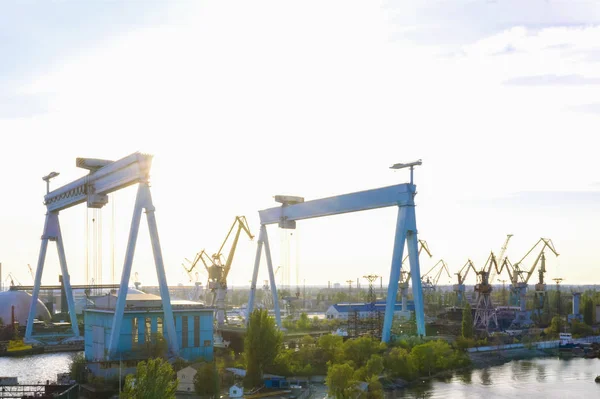 Grote bakboordkranen in een prachtige zomerdag. Scheepsbouw.Industriële productie. De heer Nikolajev — Stockfoto