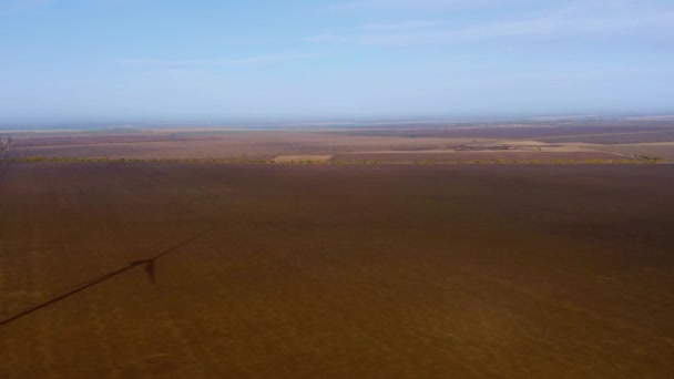 Moulins à vent par temps clair. Les énergies renouvelables. Vidéo 4k 