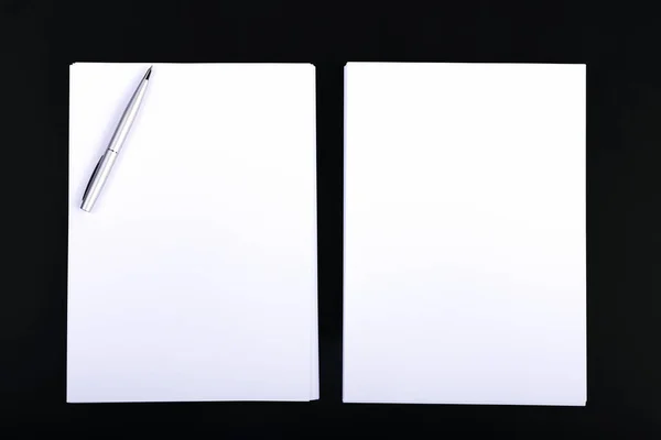 干净的纸，超载的文件黑色背景和笔在上面。莫科普 — 图库照片