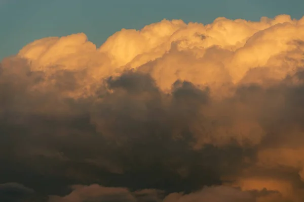 Nuvens Laranja Fundo Céu Hora Ouro Tempo Pôr Sol — Fotografia de Stock