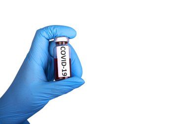 Elinde mavi eldivenle Coronavirus 'un (Covid-19) kan testi. Coronavirus Covid. Beyaz arka planda biyolojik tehlike korumasında 19 kan örneği.
