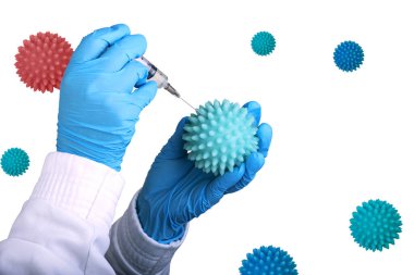Soyut virüse enjekte edilmiş. Mavi eldiven, beyaz arka planda, üzerinde koronavirüs örnekleri var. Coronavirus Covid 19. Virüs tedavisi kavramı