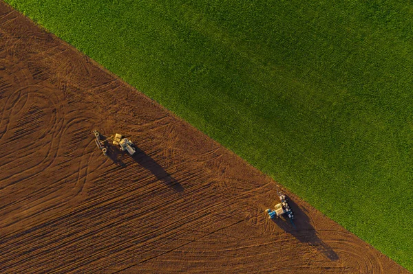 Сборщики Урожая Работают Поле Весной Пашут Поле Посевные Работы — стоковое фото