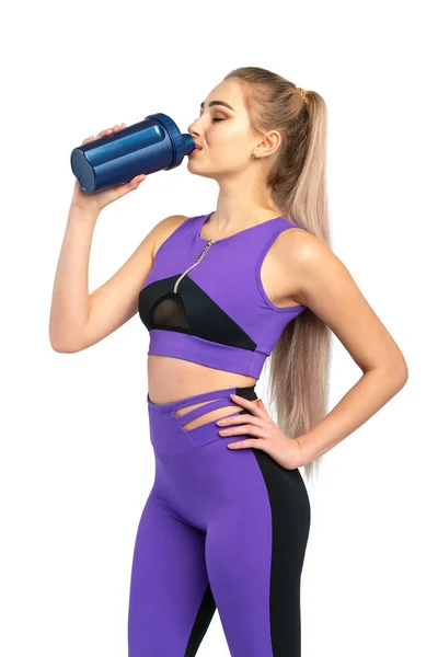 身材瘦小的健康女人 拿着运动瓶的女孩 白底运动服健康女性体形曲线 — 图库照片