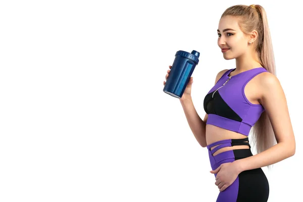身材瘦小的健康女人 拿着运动瓶的女孩 白底运动服健康女性体形曲线 — 图库照片