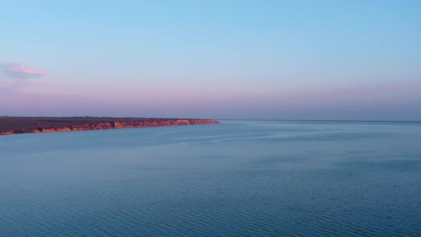 Vue aérienne du coucher de soleil paisible coloré ou du lever du soleil sur la mer. Belle mer au crépuscule rose 
