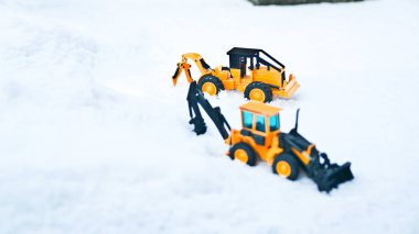 Kar dışarı almak için çalışıyor bir folklor.