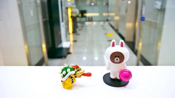 ピンクのキャンディーを保持しているシロクマの横にあるロボット犬 — ストック写真