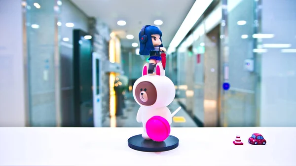 キャンディを保持するシロクマ モデルに登る女の子のロボット — ストック写真