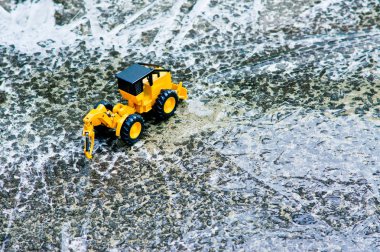 Bir buz levha üzerinde dinlenme bir oyuncak folklor.