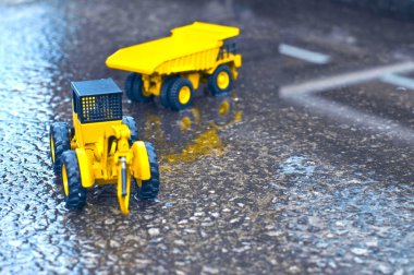 Kamyon ve işten sonra garaja forklrains.