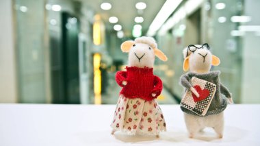 Koyun çift bebek office girişinin önünde.
