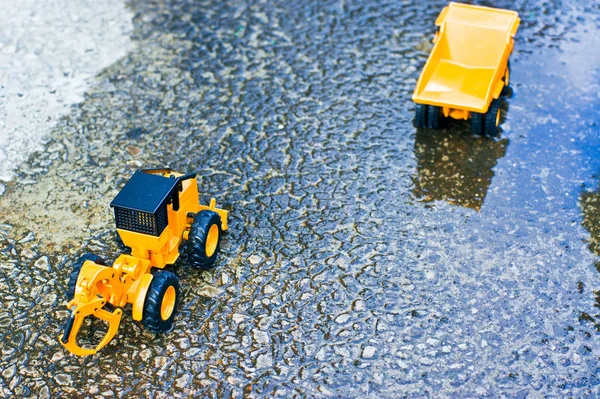 Kamyon ve bahar yağmur sonra çimento katta folklene oyuncaklar.