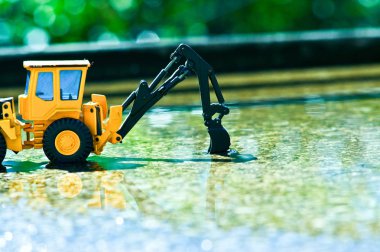 Bir güneşli bahar gününde suda biraz batık bir folklor.