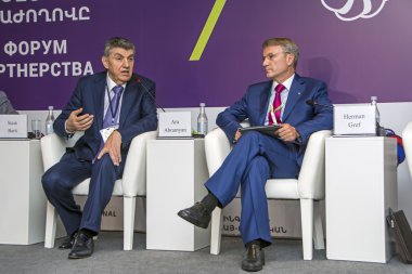 Erivan, Ermenistan - 14 Ekim 2016: Uluslararası Forum Avrasya ortaklık. Ara Abramyan ve Herman Gref.