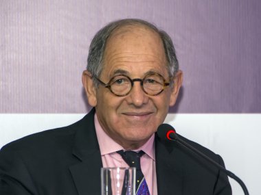 Erivan, Ermenistan - 15 Ekim 2016: Uluslararası Forum Avrasya ortaklık. Ralph Simon. Bir adam, Kraliyet Derneği sanat İngiltere'de, National Academy of Recording Arts ve Bilimleri ABD üyesi